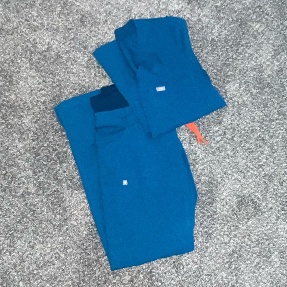 Figs. Limited edition blue scrub set size small